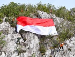Semarak HUT ke-81 RI, Bendera Merah Putih Raksasa Berkibar di Pulau Sahi Natuna