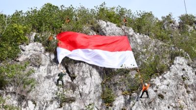 Semarak HUT ke-81 RI, Bendera Merah Putih Raksasa Berkibar di Pulau Sahi Natuna