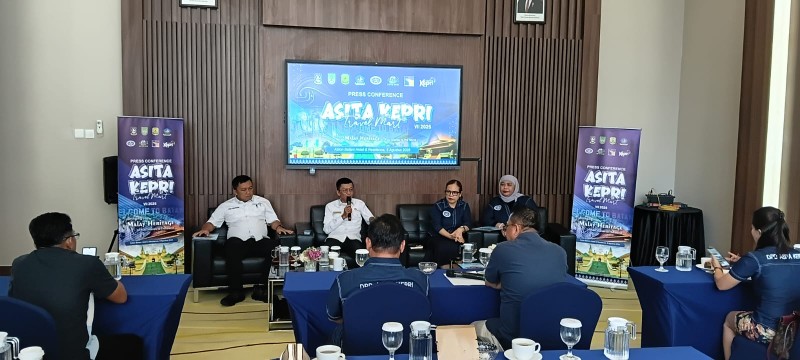 Kepala Dinas Pariwisata Kepri, Hasan, dalam konferensi pers ASITA Kepri Travel Mart 2026 di Aston Hotel Pelita Batam, Rabu (5/8/2026).