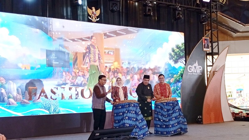 Dari kiri: Kepala Perwakilan BI Provinsi Kepri, Rony Widijarto Purubaskoro, Sekretaris Daerah (Sekda) Provinsi Kepri, Misni, Ketua LAM Batam, dan perwakilan BI, memukul gendang secara bersama-sama tanda dibukanya GMP 2026.